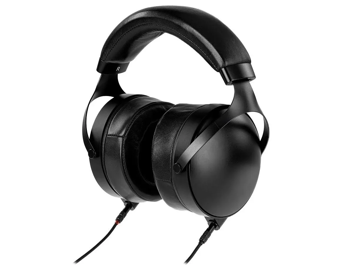 Monoprice Monolith M1070C Over The Ear Closed Back Planar Magnetic Headphones, Removable Earpads, 3.5mm Connector